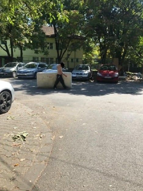 Și-a scos salteaua în stradă și a fost amendat de poliție