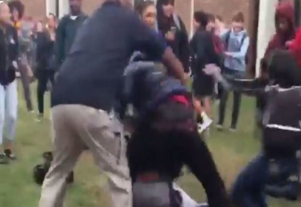 Doi elevi s-au bătut lângă un liceu din Timișoara. Unul s-a ales cu nasul spart