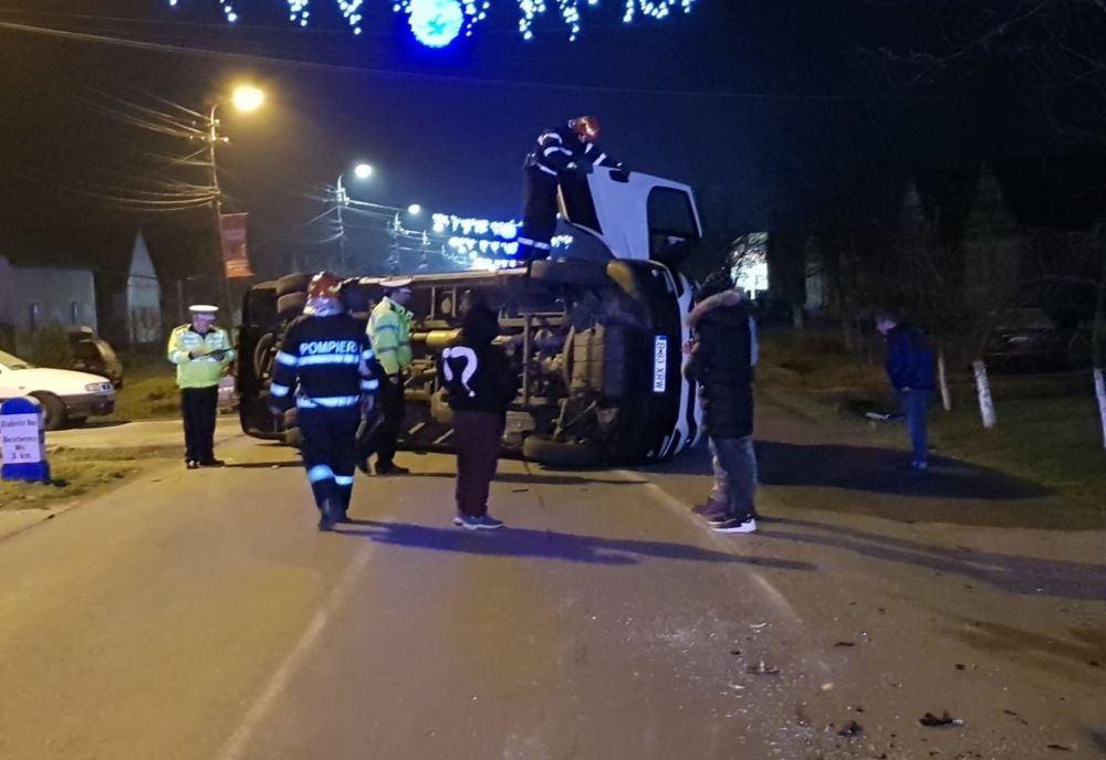 Accident grav aproape de Timișoara. Microbuz răsturnat