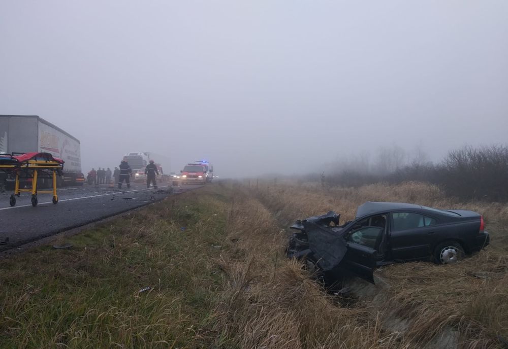 Accident: s-au ciocnit un autoturism și un TIR