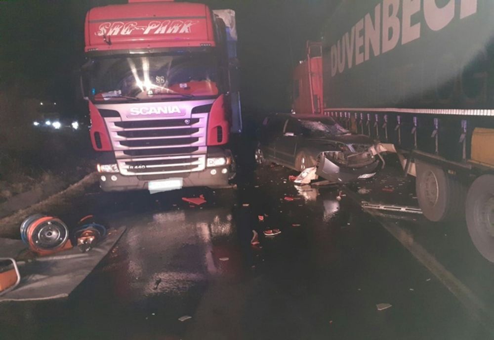Accident cumplit.  Un autoturism s-a lovit de două TIR-uri