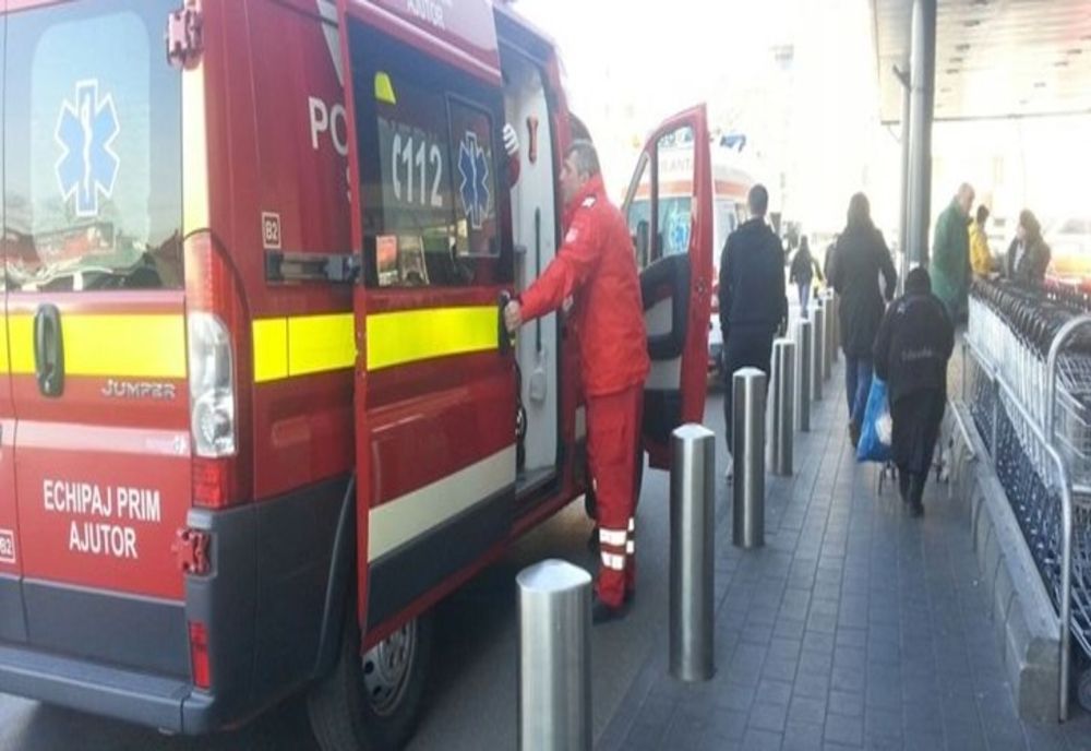 Bărbat decedat într-un magazin. Cumpărăturile continuă