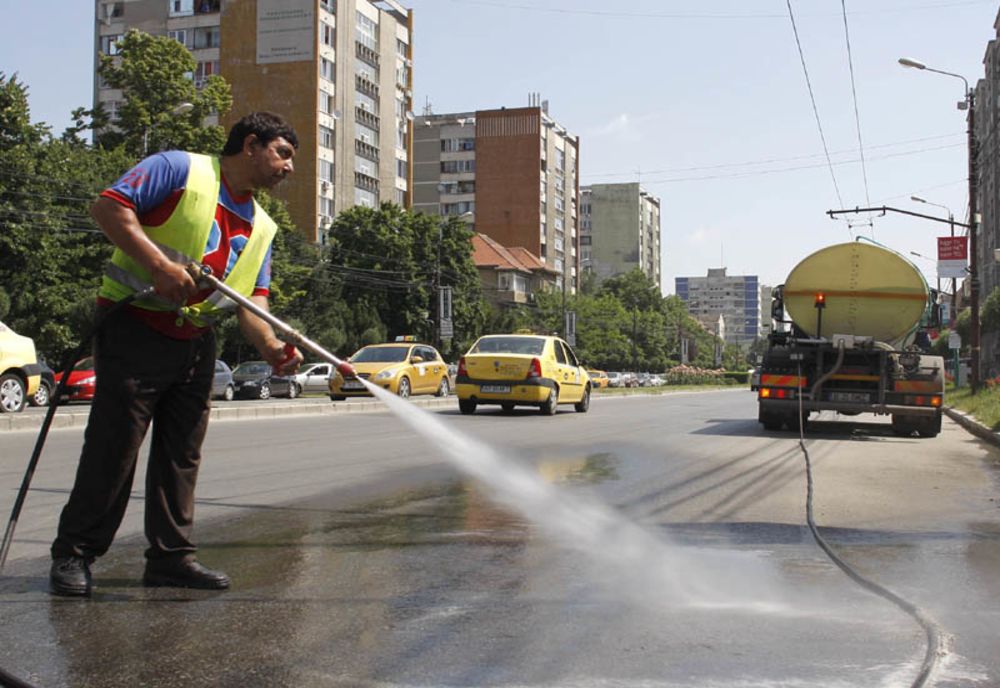 Străzi mai curate? La Timișoara se reia spălarea principalelor artere