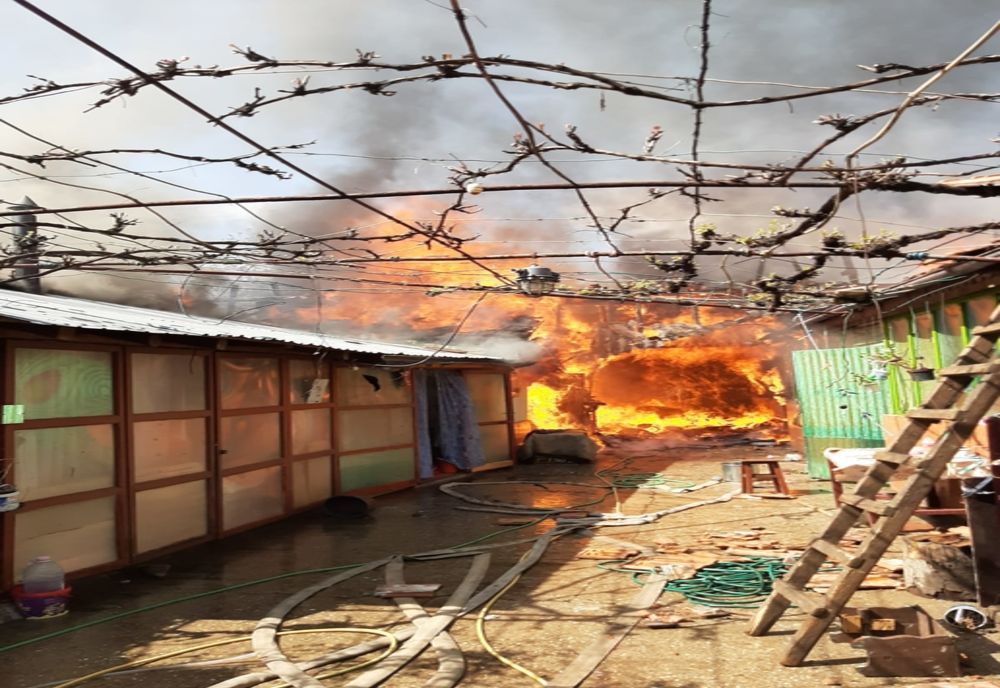 Gospodării cuprinse de flăcări