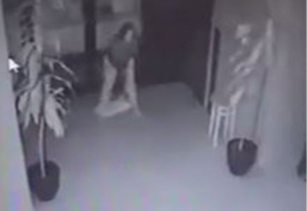 Femeia care și-a trântit bebelușul la pământ, într-o criză de gelozie, propunere de arestare preventivă