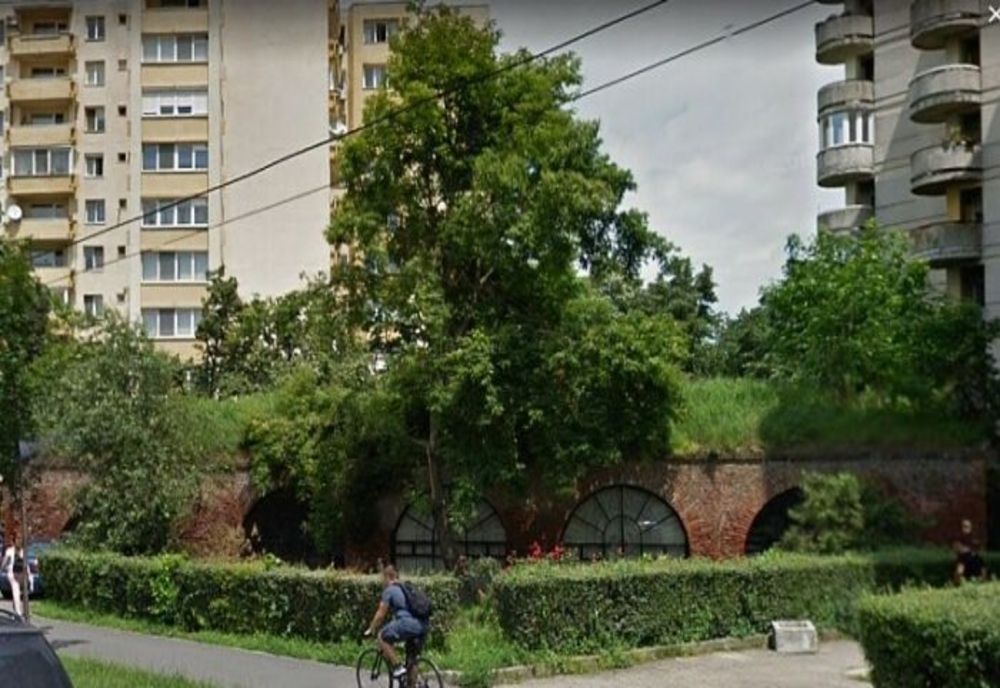 Zid de apărare din vechiile fortificații, transformat în galerie de artă