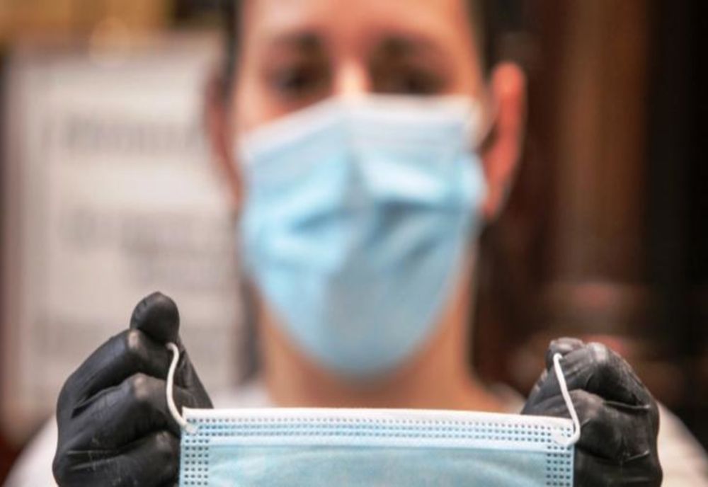 Masca de protecție devine obligatorie în anumite spații deschise în Timiș