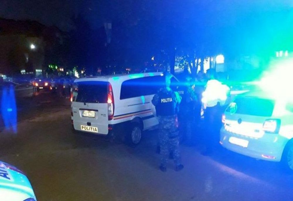 Scandal teribil într-un oraș din Timiș: un tânăr a fost înjunghiat