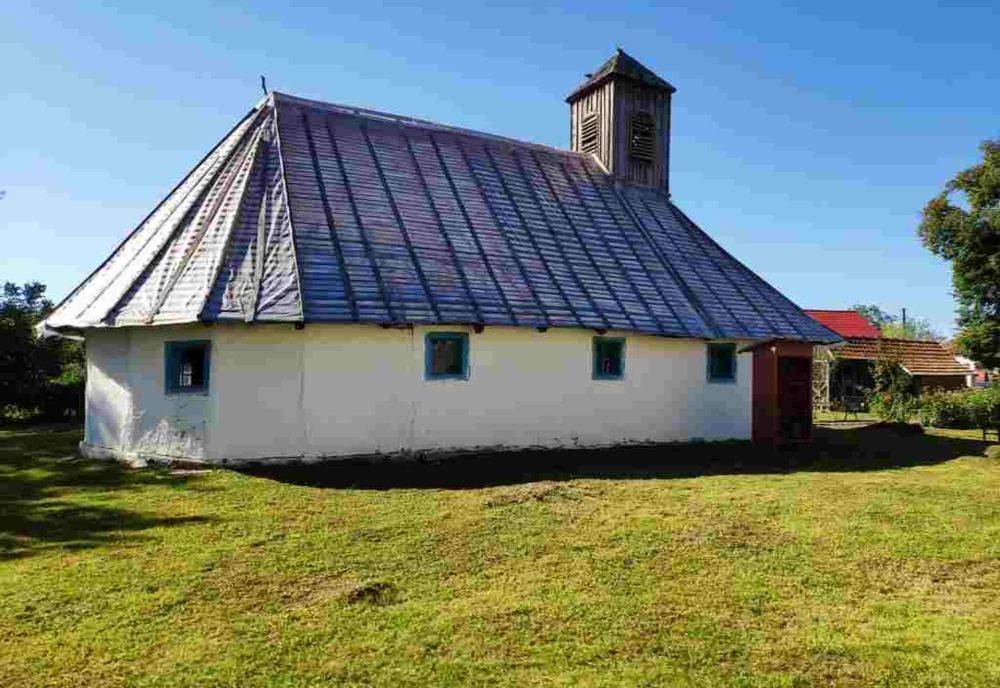 Intervenții de urgență pentru salvarea unei biserici de lemn din Timiș, veche de sute de ani