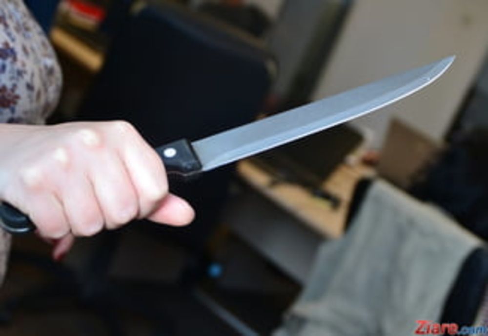 Scene sângeroase la Timișoara: o femeie și-a înjunghiat iubitul în gât