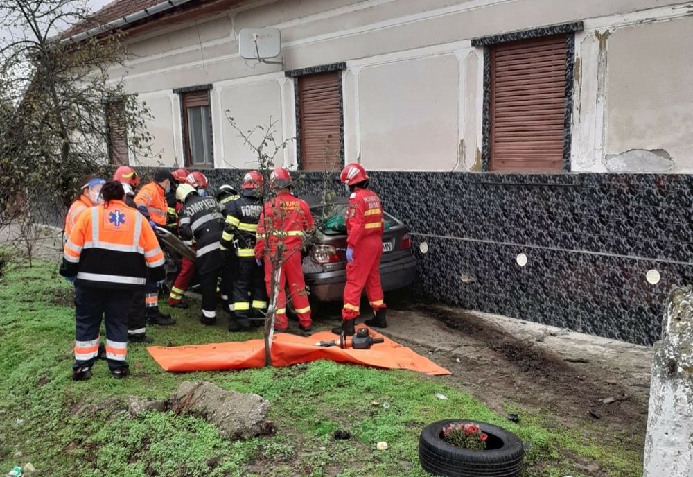 Femeie gravidă rămasă încarcerată în mașină, după un accident petrecut în județul Timiș. A intervenit elicopterul SMURD