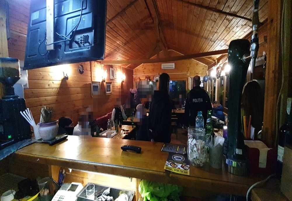 Petrecere întreruptă de poliție: s-a lăsat cu amenzi