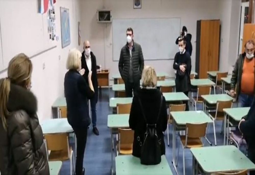 Revoltă la școala din comuna timişeană Dumbrăviţa. Părinții și profesorii nu vor schimbarea directorului unității de învățământ