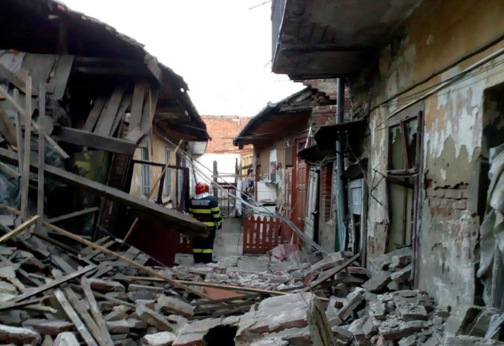 Explozie la Timișoara: un om a rămas blocat sub dărâmături