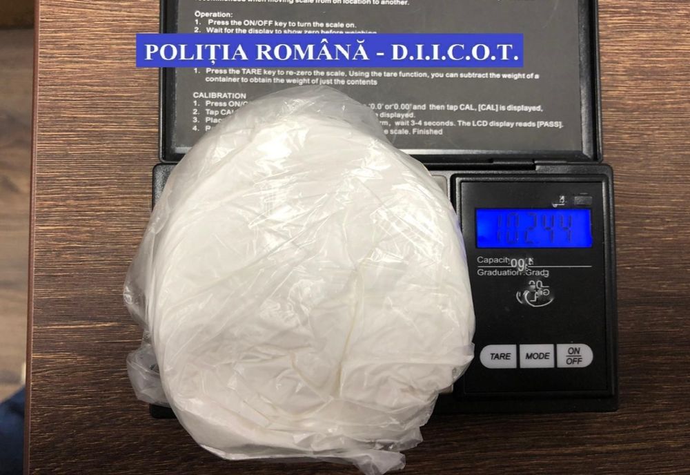 Prins în flagrant în timp ce încerca să vândă droguri de mare risc. Ce au descoperit polițiștii la percheziție