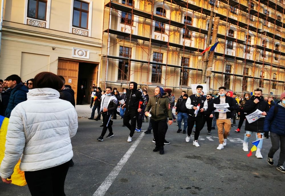 Marș de protest la Timișoara, față de măsura de carantinare a orașului, purtarea măștii de protecție și alte restricții. Video