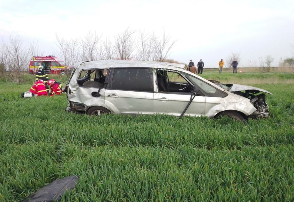 Un sofer a murit după ce s-a răsturnat cu mașina, pe o șosea din Timiș