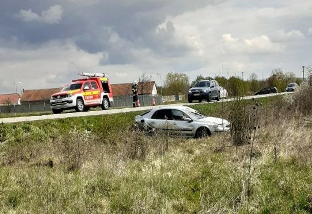 Accident în județul Timiș: O mașină s-a ciocnit cu un TIR, o alta a ajuns în decor