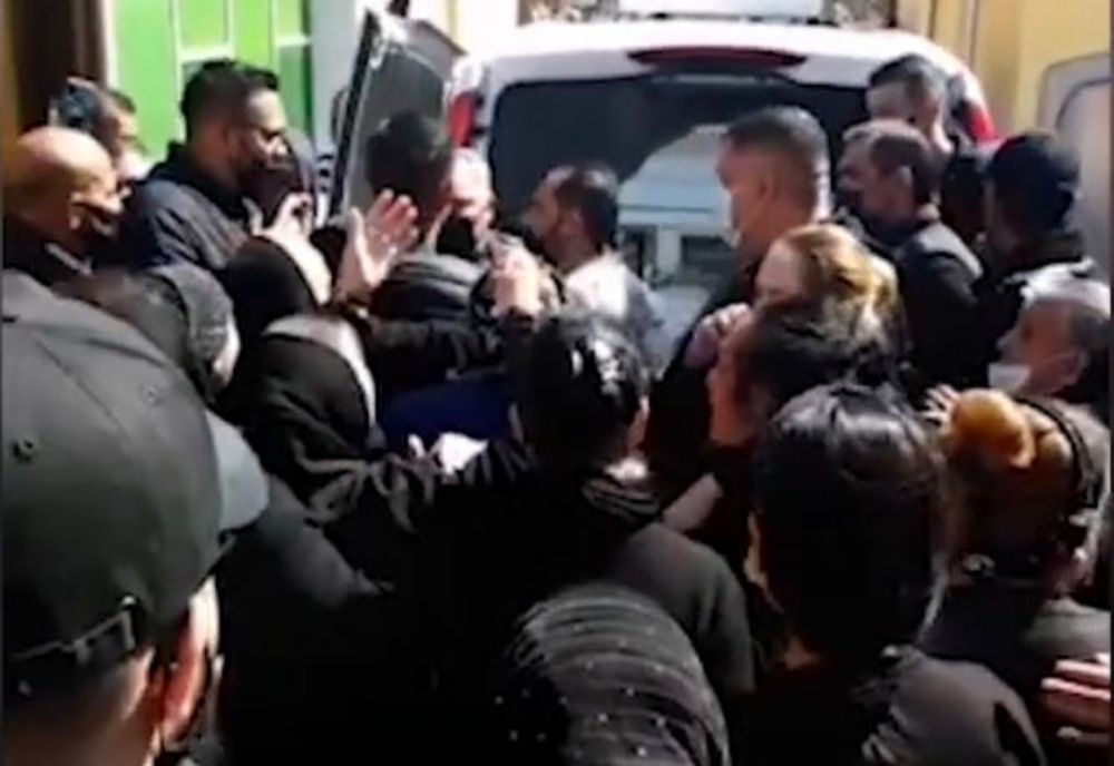 Înmormântare cu zeci de participanți, lângă Timișoara. S-a lăsat cu amenzi