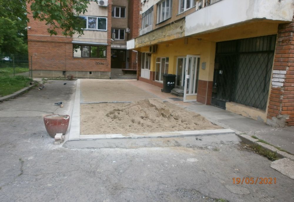 Terasa demolată: proprietarul unui restaurant a amenajat-o sub geamurile vecinilor