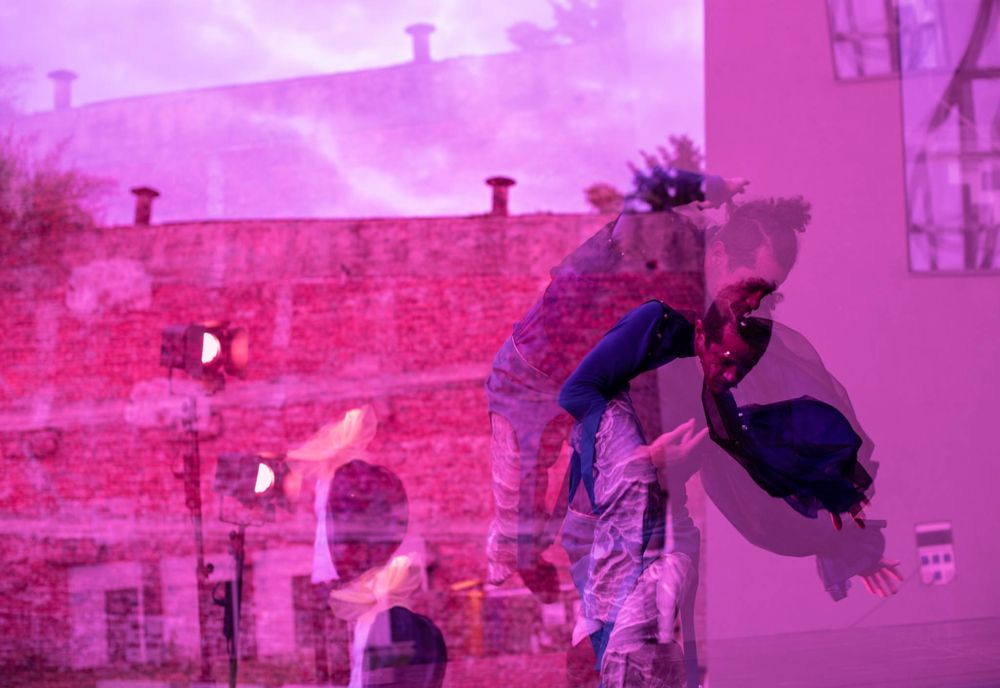 Balet clasic, refăcut într-o manieră inedită. Rolul principal a aparținut unui bărbat