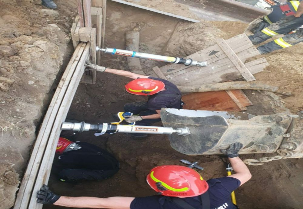 Persoane surprinse de o surpare de pământ, în județul Timiș