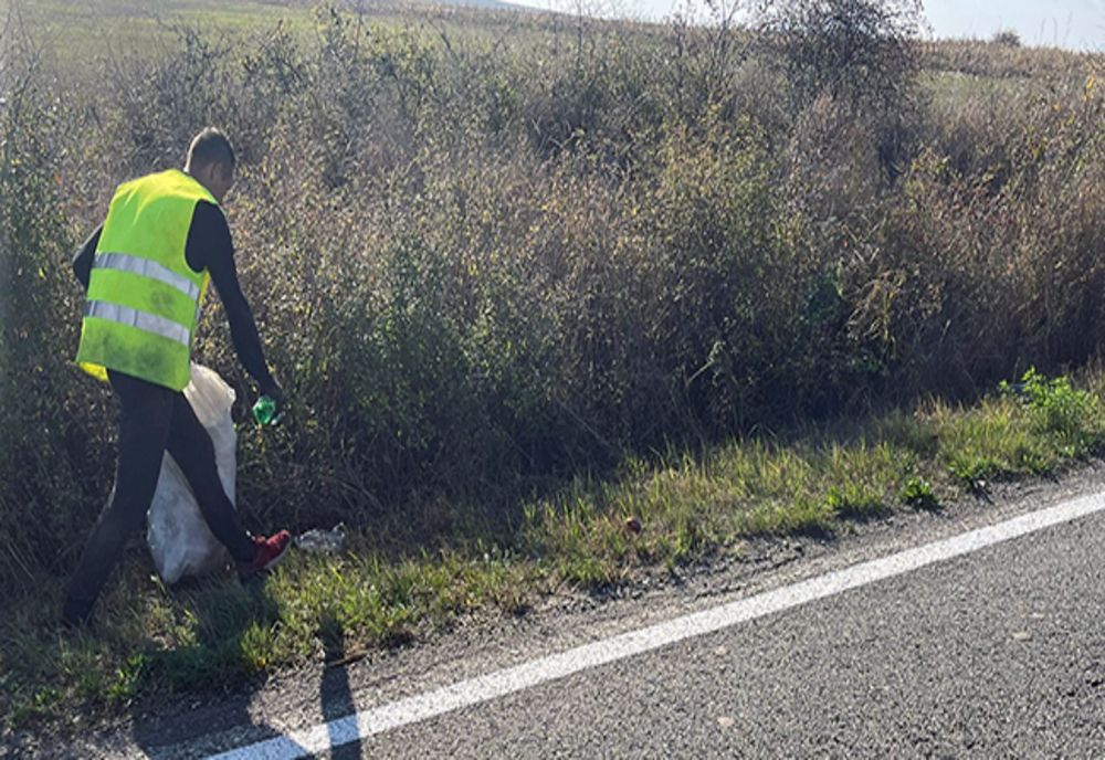 11 tone de gunoaie, adunate în campania de strângere a deșeurilor de pe drumurile județene