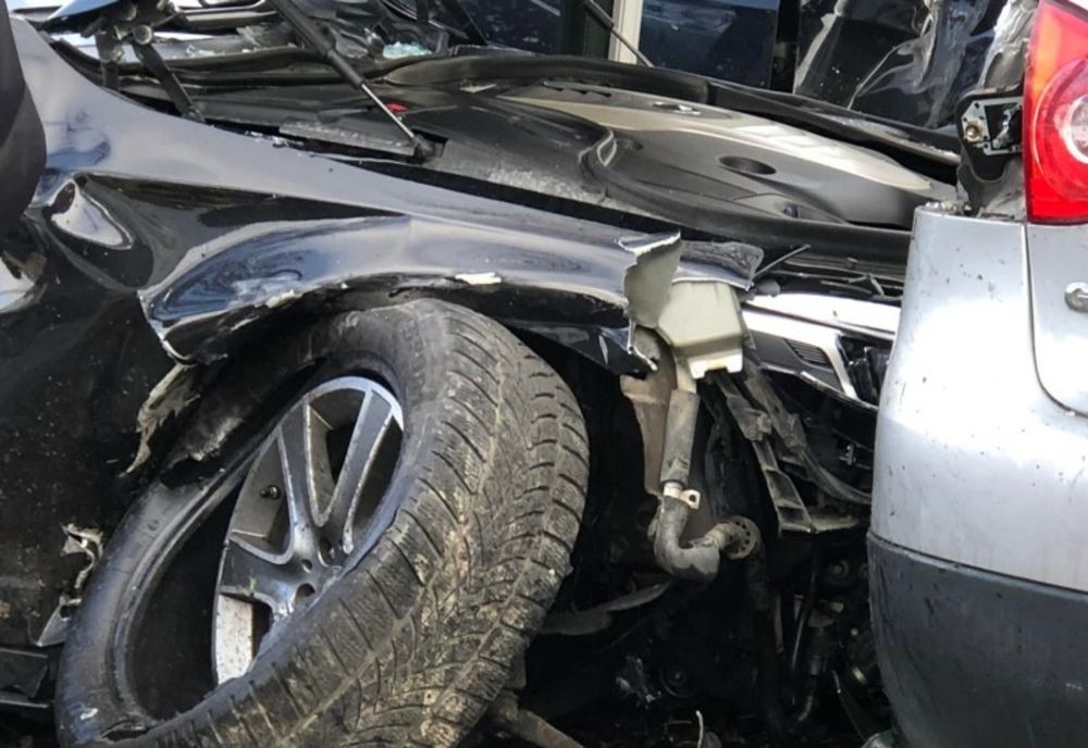 Accident grav într-o intersecție aglomerată din Timișoara: trei oameni răniți, mai multe mașini lovite