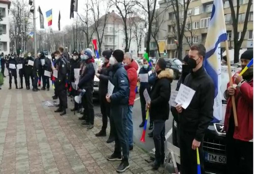 Protest al polițiștilor și gardienilor în fața Prefecturii Timiș