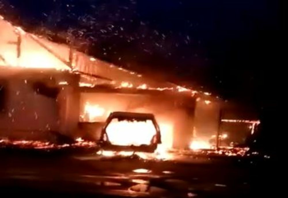 Incendiu devastator în județul Timiș: O casă, un garaj și o mașină au ars în totalitate