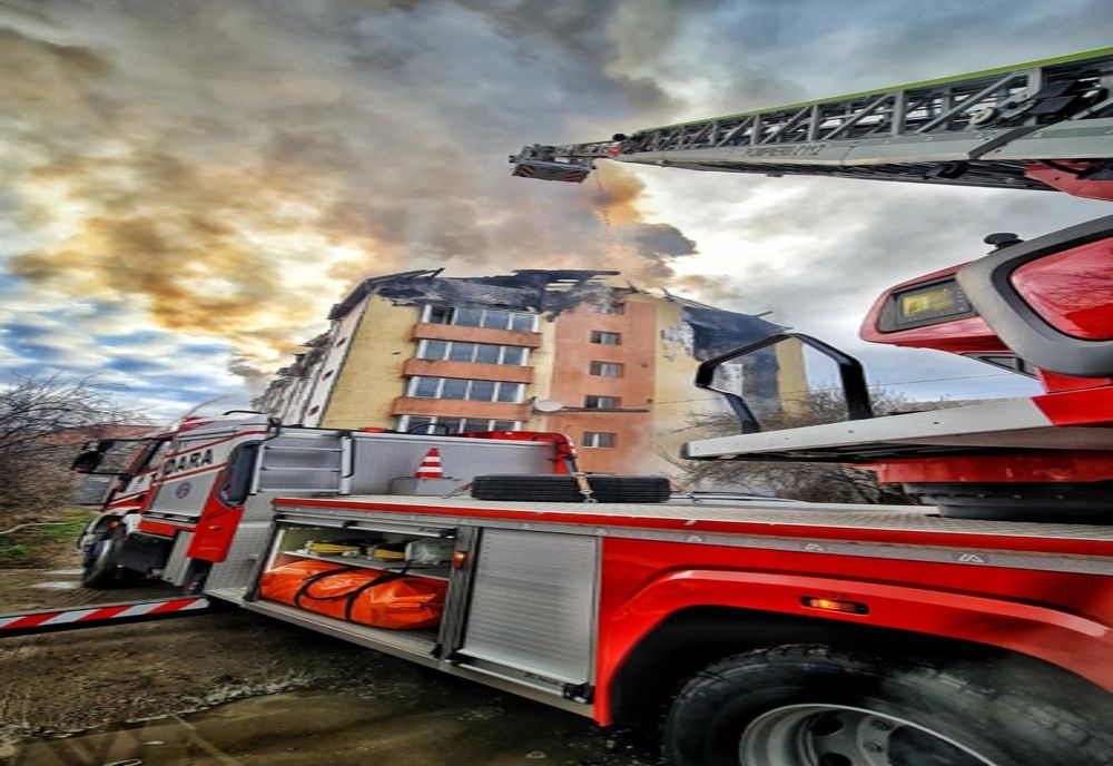 Incendiu în Timișoara. Bloc evacuat după ce a fost cuprins de flăcări