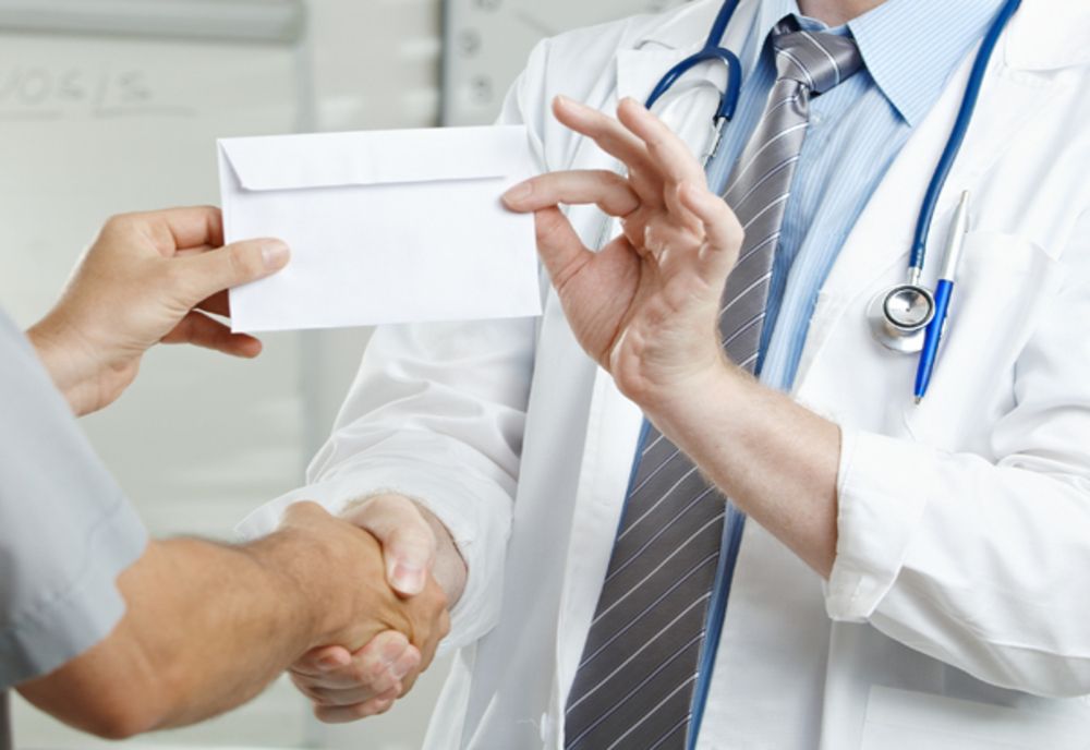 Renumit medic din Timișoara, reținut de ofițerii DGA, după un flagrant: bani pentru operații