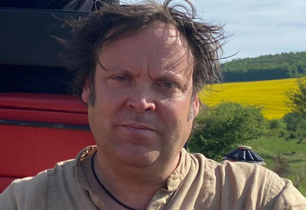 Documentaristul Charlie Ottley le oferă o cameră de filmat copiilor care i-au furat echipamentele