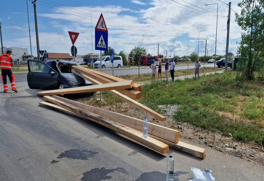 Copil de trei ani, rănit după ce mai multe bucăți de cherestea au căzut dintr-o autoutilitară