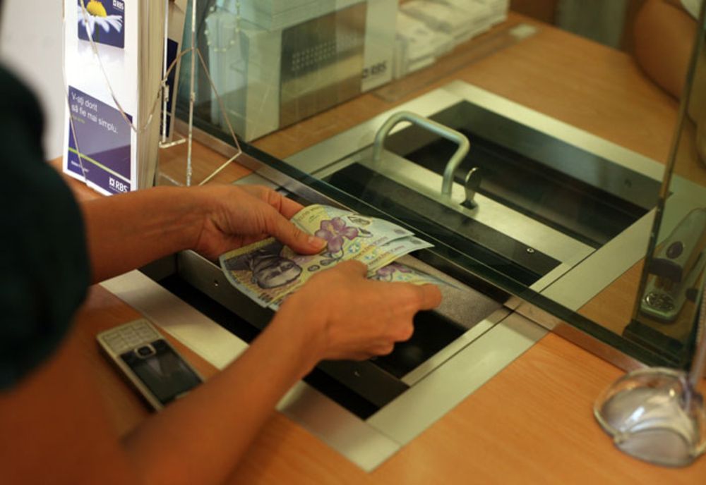 OFICIAL: Românii pot depune cereri de AMÂNARE A RATELOR. Ce documente sunt necesare