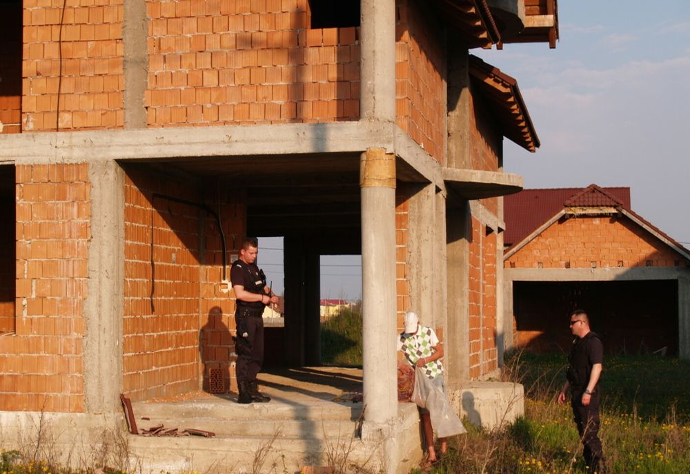 Reținut după ce a furat de pe un șantier în construcții panouri de cofrag