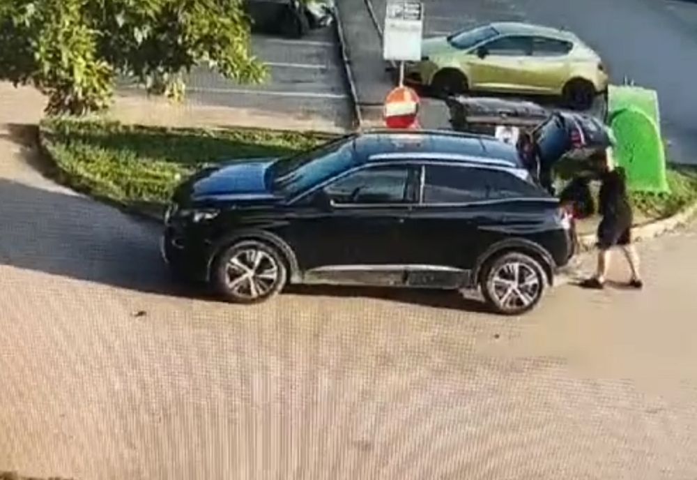 Surprinși de polițiștii locali abandonând deșeuri menajere transportate cu mașini de lux