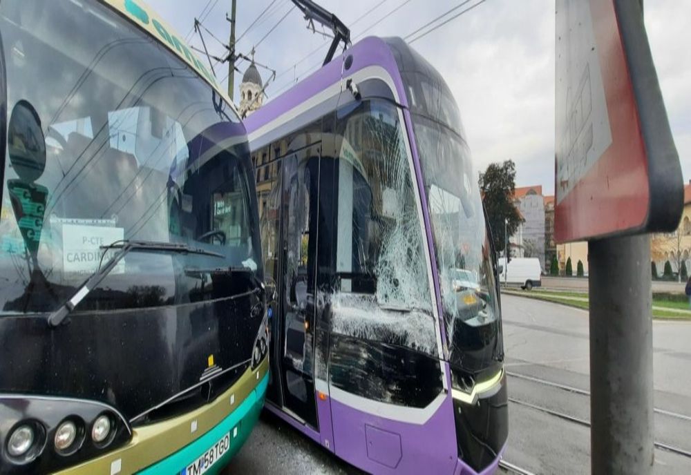 Tramvai din noile garnituri ale Timișoarei, lovit de un autobuz