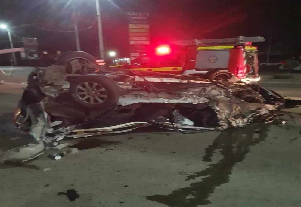 Șoferiță de 19 ani, grav rănită, după ce a intrat cu mașina într-un stâlp
