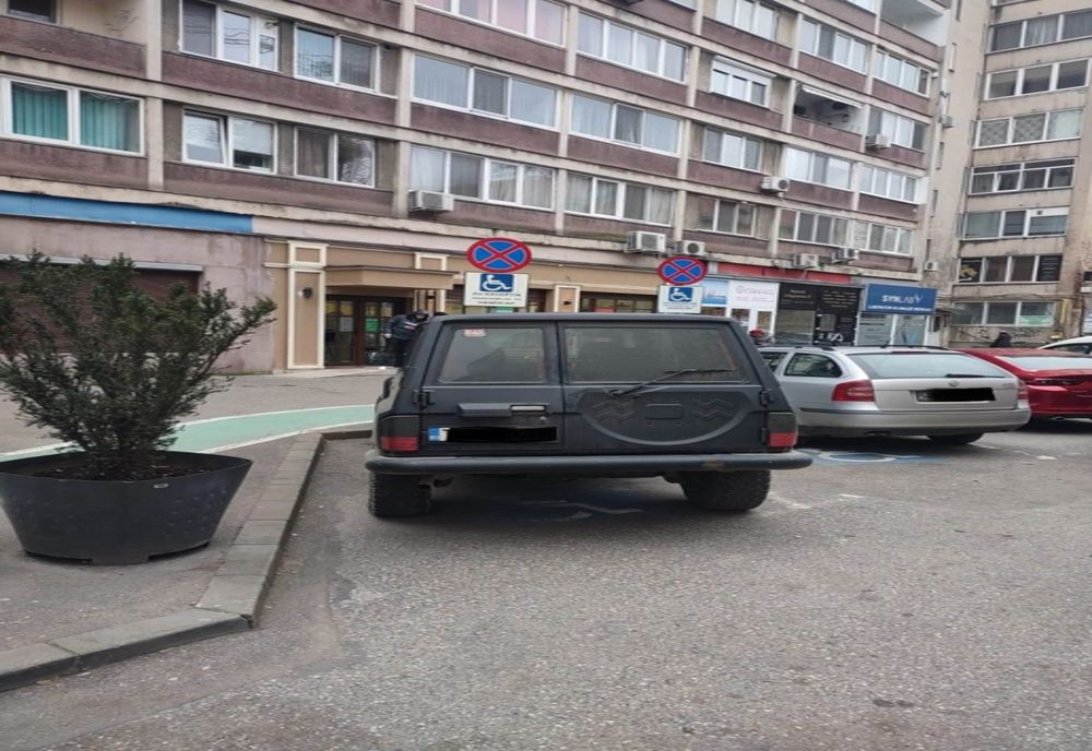 Au parcat pe locurile rezervate pentru persoanele cu handicap. Amenzile primite i-au facut să le pară rău