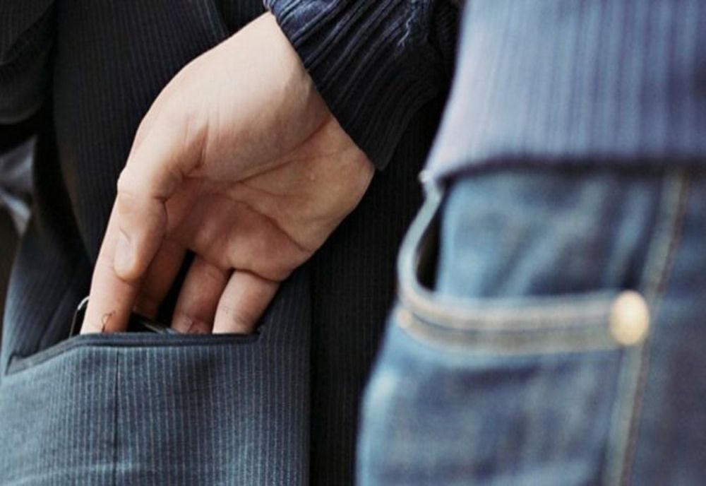 Hoț prins de polițiști, la Timișoara: i-a furat unei fetițe banii și cardul, în autobuz