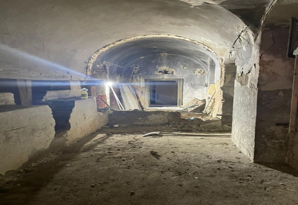 Lucrările de reabilitare a conacului din Foeni continuă. Zeci de tone de pamant si moloz scoase din subsolul conacului