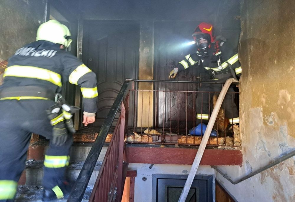 Explozie puternică  într-un bloc din județul Timiș. Locatari evacuați,  victimă preluată de elicopterul SMURD