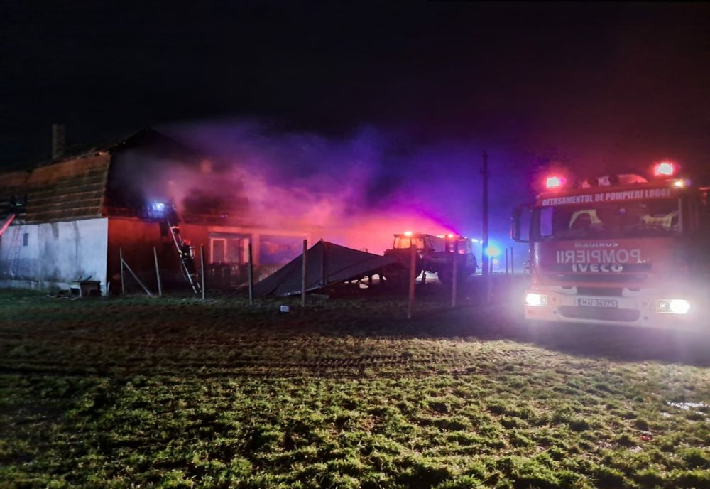 Casă cuprinsă de flăcări, la Izvin