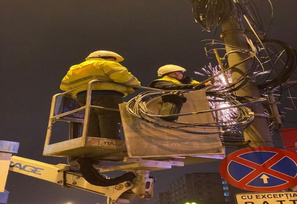 Noi acțiuni de îndepărtare a cablurilor de comunicații și a elementelor de publicitate amplasate ilegal, la Timișoara