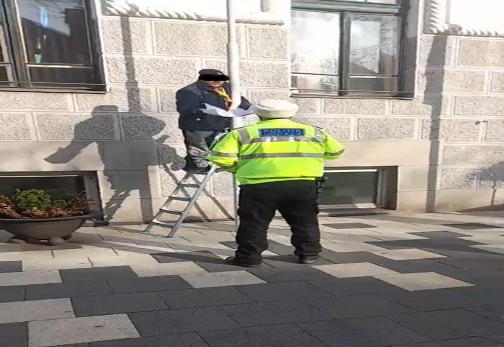 La Timișoara un bărbat a încercat să sustragă drapelul Ucrainei, arborat în fața primăriei alături de steagurile altor țări. Nu este la primul gest de acest fel