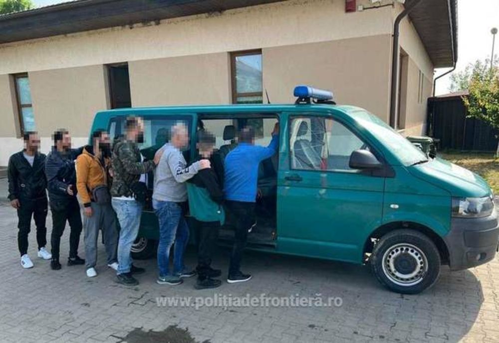 Un cetățean sârb care transporta migranți a abandonat microbuzul și călătorii în câmp