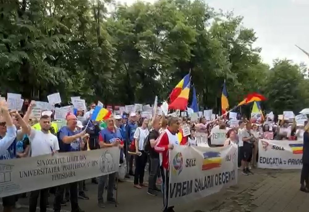 Protest al profesorilor timișeni, în fața Prefecturii