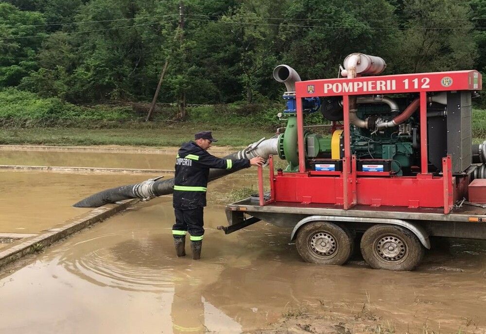Pompierii au intervenit în zeci de cazuri în care oamenii aveau nevoie de ajutor, după vijeliile și ploile torențiale din ultima vreme