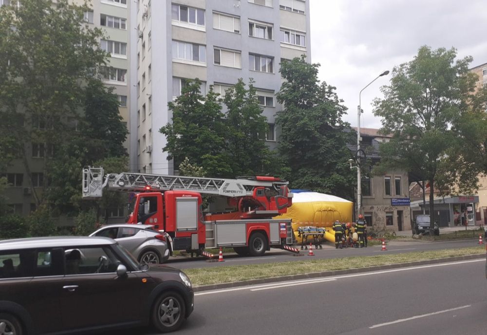 Un bărbat amenință, la Timișoara, că se aruncă de pe un bloc. Polițiștii încearcă să-l convingă să renunțe la gestul extrem